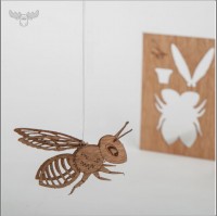 Postkarte aus Holz mit Biene zum Aufhängen