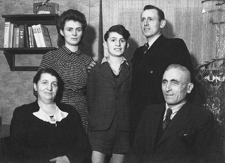 Meine Eltern, meine Geschwister und ich Weihnachten 1945