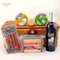 Herzhafter Präsentkorb mit Rotwein